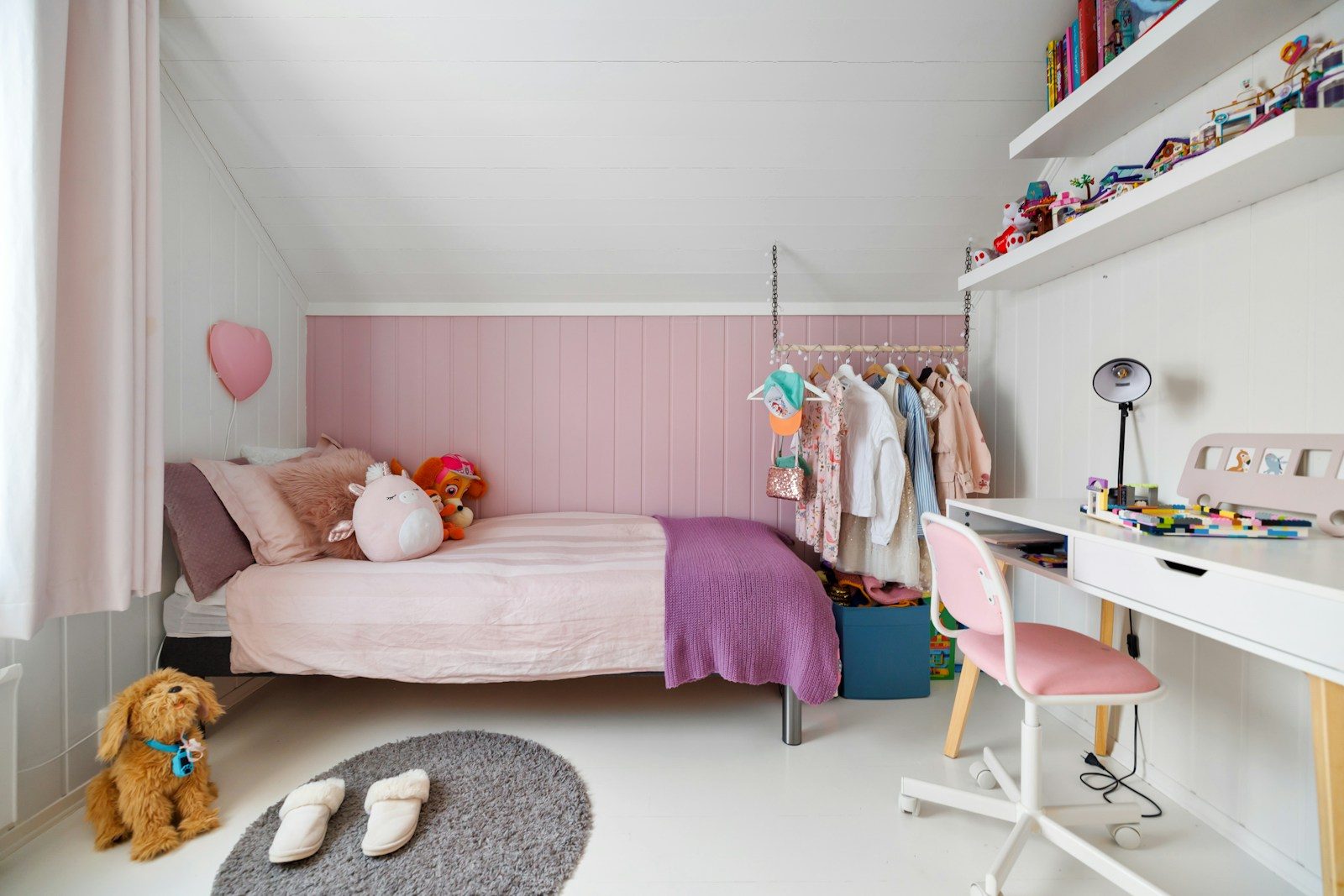 Pembe duvarlı, yataklı ve çalışma masalı kız çocuğu odası